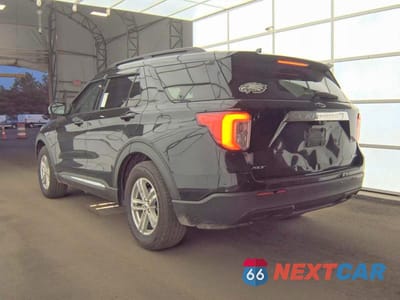 Trzecie zdjęcie samochodu z tyłu: 2021 FORD EXPLORER XLT VIN:1FMSK8DHXMGB11097 - miniatura