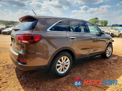 Trzecie zdjęcie samochodu z tyłu: 2019 KIA SORENTO LX VIN:5XYPG4A31KG453860 - miniatura