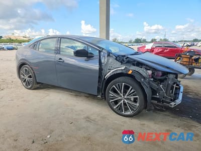 Czwarte zdjęcie samochodu z boku: 2025 TOYOTA PRIUS XLE VIN:JTDACAAU6S3057503 - miniatura