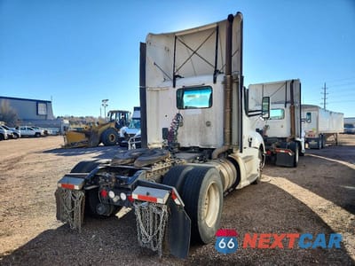 Czwarte zdjęcie samochodu z boku: 2014 KENWORTH T680 SEMI TRUCK VIN:1XKYA48X9EJ402579 - miniatura