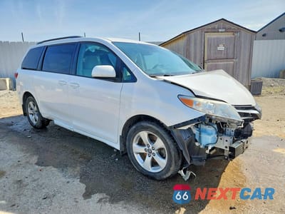 Czwarte zdjęcie samochodu z boku: 2018 TOYOTA SIENNA LE 8-PASSENGER VIN:5TDKZ3DC4JS913380 - miniatura