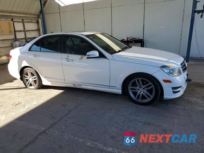 Czwarte zdjęcie samochodu z boku: 2014 MERCEDES-BENZ C 250 VIN:WDDGF4HB9ER312563 - miniatura