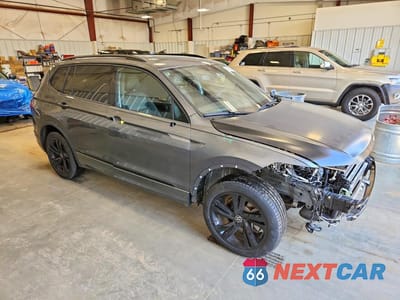 Czwarte zdjęcie samochodu z boku: 2024 VOLKSWAGEN TIGUAN SE R-LINE BLACK VIN:3VV8B7AX5RM154412 - miniatura