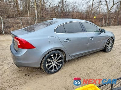 Trzecie zdjęcie samochodu z tyłu: 2016 VOLVO S60 PREMIER VIN:LYV402FK2GB106162 - miniatura