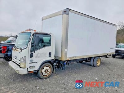 2011 ISUZU NQR BOX TRUCK JALE5W168B7901252 - główne zdjęcie licytacji z USA - miniatura