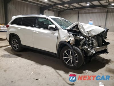 Czwarte zdjęcie samochodu z boku: 2019 TOYOTA HIGHLANDER XLE VIN:5TDJZRFH5KS617454 - miniatura