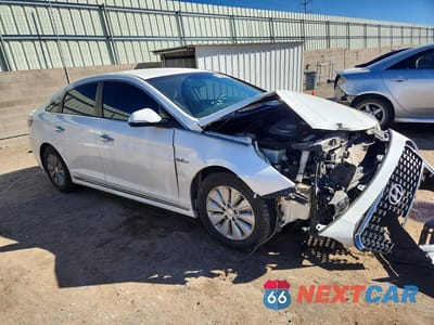 Czwarte zdjęcie samochodu z boku: 2016 HYUNDAI SONATA HYBRID SE VIN:KMHE24L15GA038836 - miniatura