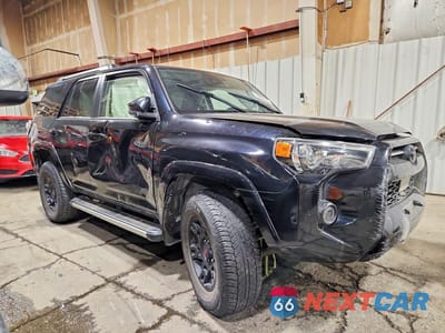 Czwarte zdjęcie samochodu z boku: 2020 TOYOTA 4RUNNER SR5/SR5 PREMIUM VIN:JTEBU5JR8L5835810 - miniatura