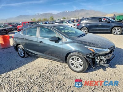 Czwarte zdjęcie samochodu z boku: 2018 CHEVROLET CRUZE LT VIN:1G1BE5SM7J7139325 - miniatura