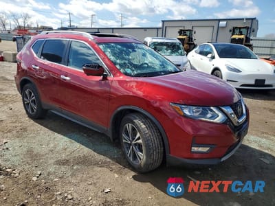 Czwarte zdjęcie samochodu z boku: 2020 NISSAN ROGUE SV VIN:5N1AT2MV9LC709084 - miniatura