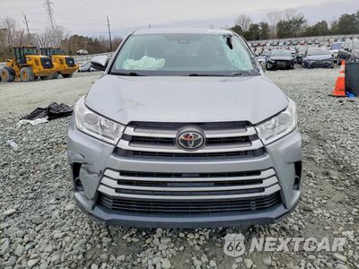 Piąte zdjęcie samochodu w środku: 2019 TOYOTA HIGHLANDER LE VIN:5TDBZRFH0KS718860 - miniatura