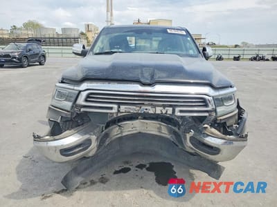 Piąte zdjęcie samochodu w środku: 2022 RAM 1500 LARAMIE VIN:1C6SRFJTXNN208995 - miniatura