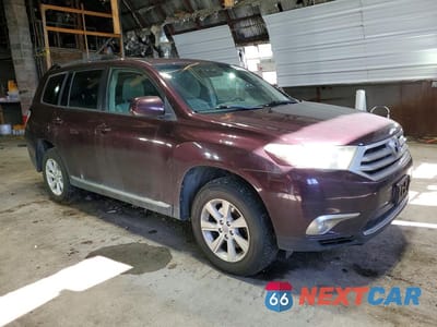 Czwarte zdjęcie samochodu z boku: 2013 TOYOTA HIGHLANDER PLUS VIN:5TDBK3EH1DS177159 - miniatura