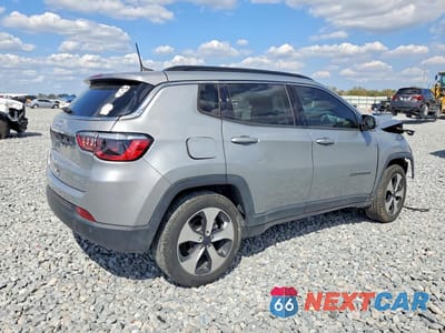 Trzecie zdjęcie samochodu z tyłu: 2020 JEEP COMPASS LATITUDE VIN:3C4NJCBB7LT258008 - miniatura