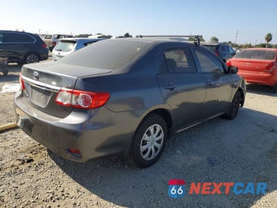 Trzecie zdjęcie samochodu z tyłu: 2013 TOYOTA COROLLA BASE VIN:2T1BU4EE1DC986627 - miniatura