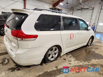 Trzecie zdjęcie samochodu z tyłu: 2011 TOYOTA SIENNA LE VIN:5TDKK3DC6BS040169 - miniatura