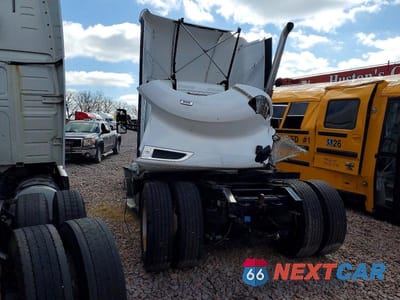 Trzecie zdjęcie samochodu z tyłu: 2021 KENWORTH T680 SEMI TRUCK VIN:1XKYA48X0MJ440801 - miniatura