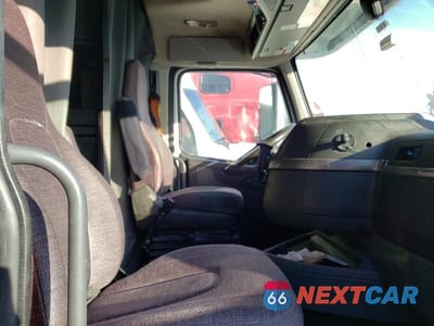 Piąte zdjęcie samochodu w środku: 2021 VOLVO VNR SEMI TRUCK VIN:4V4WC9EH6MN600040 - miniatura