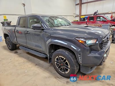 Czwarte zdjęcie samochodu z boku: 2025 TOYOTA TACOMA SR5 VIN:3TYLB5JN6ST103586 - miniatura