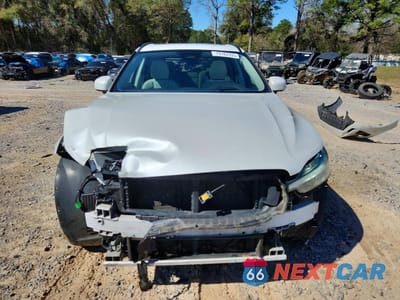 Piąte zdjęcie samochodu w środku: 2022 VOLVO XC60 B5 MOMENTUM VIN:YV4L12DK0N1946731 - miniatura