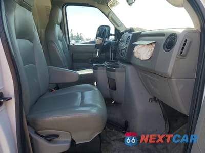 Piąte zdjęcie samochodu w środku: 2019 FORD ECONOLINE E350 SUPER DUTY CUTAWAY VAN VIN:1FDWE3F64KDC04137 - miniatura