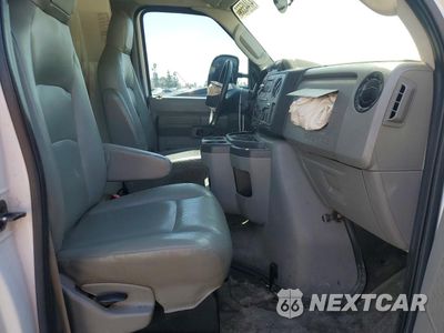 Piąte zdjęcie samochodu w środku: 2019 FORD ECONOLINE E350 SUPER DUTY CUTAWAY VAN VIN:1FDWE3F64KDC04137 - miniatura