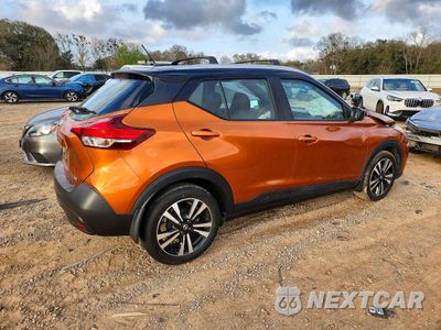 Trzecie zdjęcie samochodu z tyłu: 2018 NISSAN KICKS SV VIN:3N1CP5CU9JL543858 - miniatura