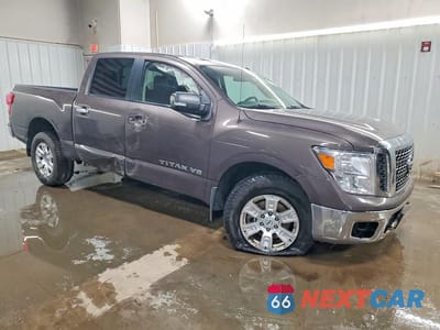 Czwarte zdjęcie samochodu z boku: 2018 NISSAN TITAN SV VIN:1N6AA1EJ4JN501595 - miniatura