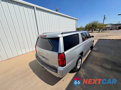 Czwarte zdjęcie samochodu z boku: 2019 CHEVROLET SUBURBAN K1500 LT VIN:1GNSKHKC3KR392583 - miniatura