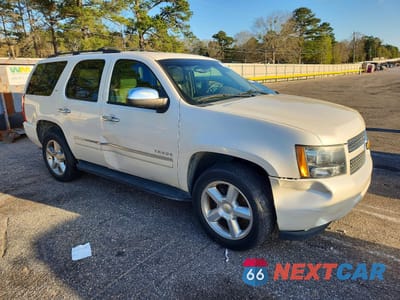 Czwarte zdjęcie samochodu z boku: 2013 CHEVROLET TAHOE C1500 LTZ VIN:1GNSCCE09DR261162 - miniatura