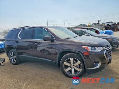 Czwarte zdjęcie samochodu z boku: 2020 CHEVROLET TRAVERSE LT VIN:1GNEVHKW1LJ137915 - miniatura