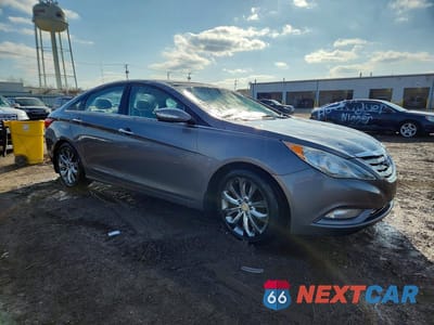 Czwarte zdjęcie samochodu z boku: 2012 HYUNDAI SONATA LIMITED 2.0T VIN:5NPEC4AB7CH332853 - miniatura