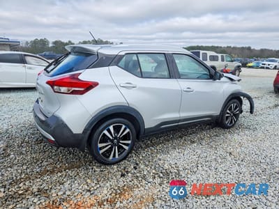 Trzecie zdjęcie samochodu z tyłu: 2020 NISSAN KICKS SR VIN:3N1CP5DV1LL526031 - miniatura