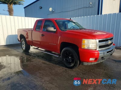 Czwarte zdjęcie samochodu z boku: 2011 CHEVROLET SILVERADO K1500 LT VIN:1GCRKSE37BZ142716 - miniatura