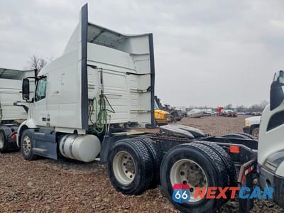 Trzecie zdjęcie samochodu z tyłu: 2020 VOLVO VNR SEMI TRUCK VIN:4V4WC9EG9LN267337 - miniatura