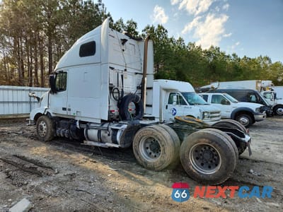 Trzecie zdjęcie samochodu z tyłu: 2017 VOLVO VNL SEMI TRUCK VIN:4V4NC9EH9HN978354 - miniatura
