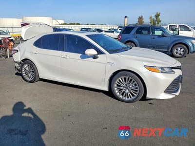 Czwarte zdjęcie samochodu z boku: 2018 TOYOTA CAMRY HYBRID XLE VIN:4T1B21HK3JU009201 - miniatura