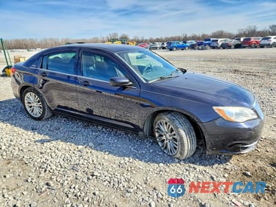 Czwarte zdjęcie samochodu z boku: 2012 CHRYSLER 200 LX VIN:1C3CCBAB5CN282311 - miniatura