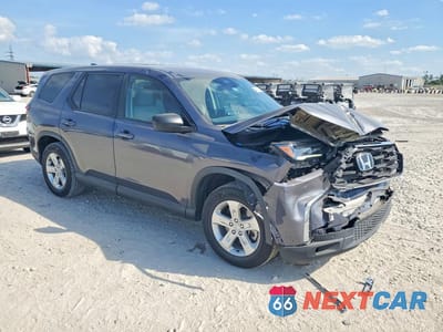 Czwarte zdjęcie samochodu z boku: 2023 HONDA PILOT LX VIN:5FNYG2H22PB010699 - miniatura