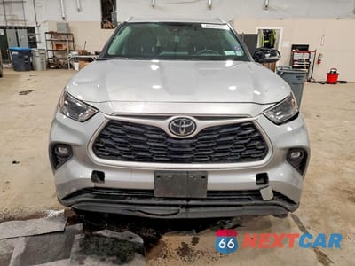 Piąte zdjęcie samochodu w środku: 2022 TOYOTA HIGHLANDER XLE VIN:5TDGZRBH1NS596767 - miniatura