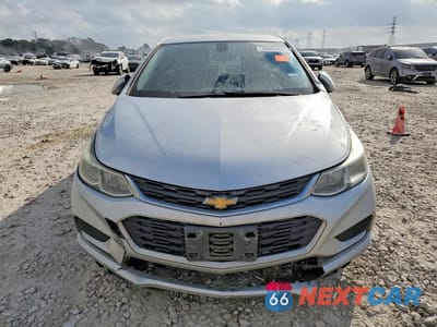 Piąte zdjęcie samochodu w środku: 2018 CHEVROLET CRUZE LS VIN:1G1BC5SM3J7115786 - miniatura