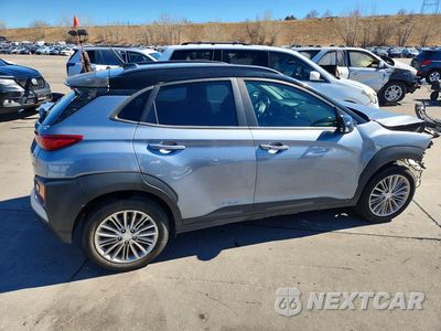 Trzecie zdjęcie samochodu z tyłu: 2018 HYUNDAI KONA SEL VIN:KM8K2CAAXJU120311 - miniatura
