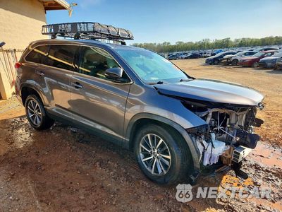 Czwarte zdjęcie samochodu z boku: 2019 TOYOTA HIGHLANDER XLE VIN:5TDKZRFH1KS572159 - miniatura
