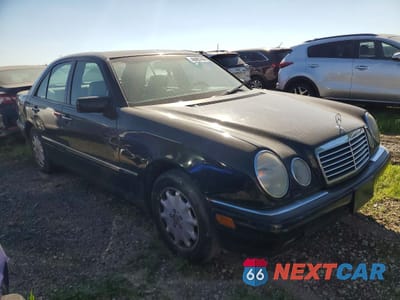Czwarte zdjęcie samochodu z boku: 1996 MERCEDES-BENZ E 320 VIN:WDBJF55F0TJ020100 - miniatura