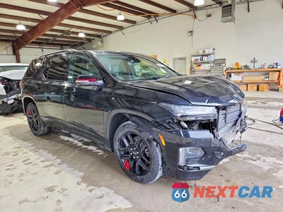 Czwarte zdjęcie samochodu z boku: 2023 CHEVROLET TRAVERSE PREMIER VIN:1GNEVKKW6PJ260788 - miniatura