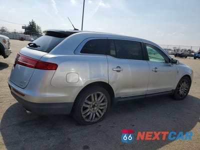 Trzecie zdjęcie samochodu z tyłu: 2016 LINCOLN TOWNHOUSE MKT VIN:2LMHJ5AT6GBL01824 - miniatura
