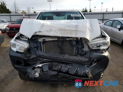 Piąte zdjęcie samochodu w środku: 2018 TOYOTA TACOMA SR VIN:5TFSX5ENXJX062990 - miniatura