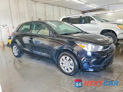 Czwarte zdjęcie samochodu z boku: 2022 KIA RIO 5-DOOR S VIN:3KPA25AD1NE482618 - miniatura