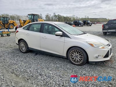 Czwarte zdjęcie samochodu z boku: 2012 FORD FOCUS SEL VIN:1FAHP3H2XCL407841 - miniatura