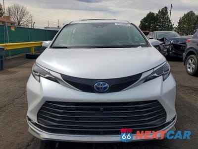 Piąte zdjęcie samochodu w środku: 2024 TOYOTA SIENNA PLATINUM 7-PASSENGER VIN:5TDESKFC3RS125369 - miniatura